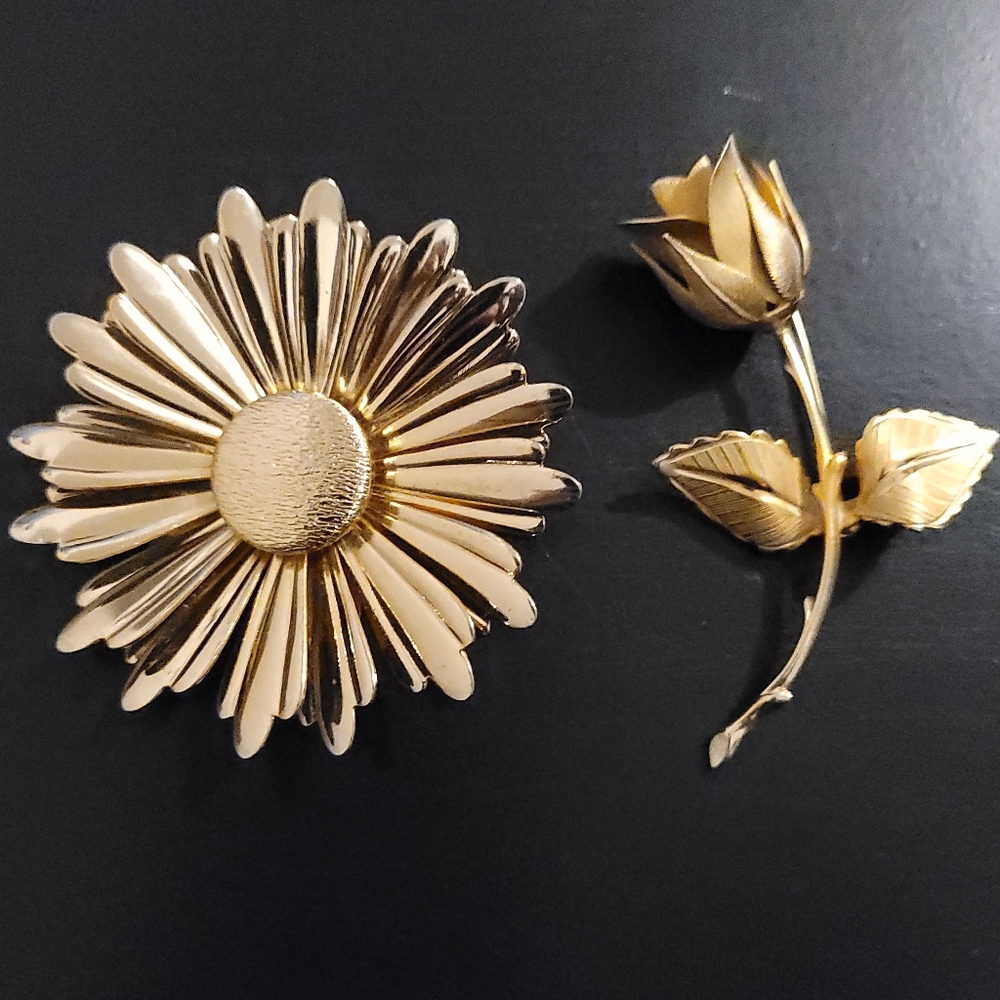 Vintage Sarah cov. Large Gold Tone Daisy flower brooch